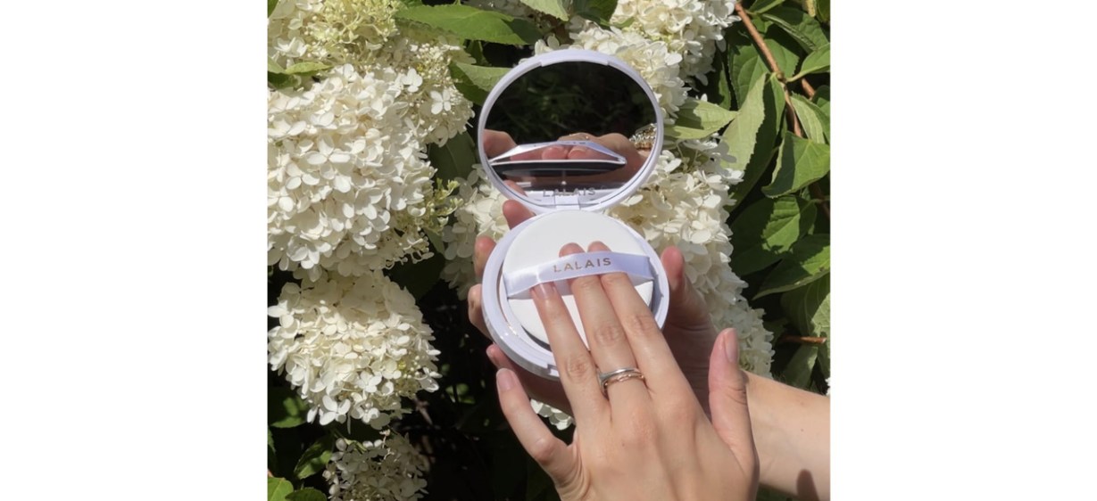 Hand on LALAIS THE BLOTTING COMPACT